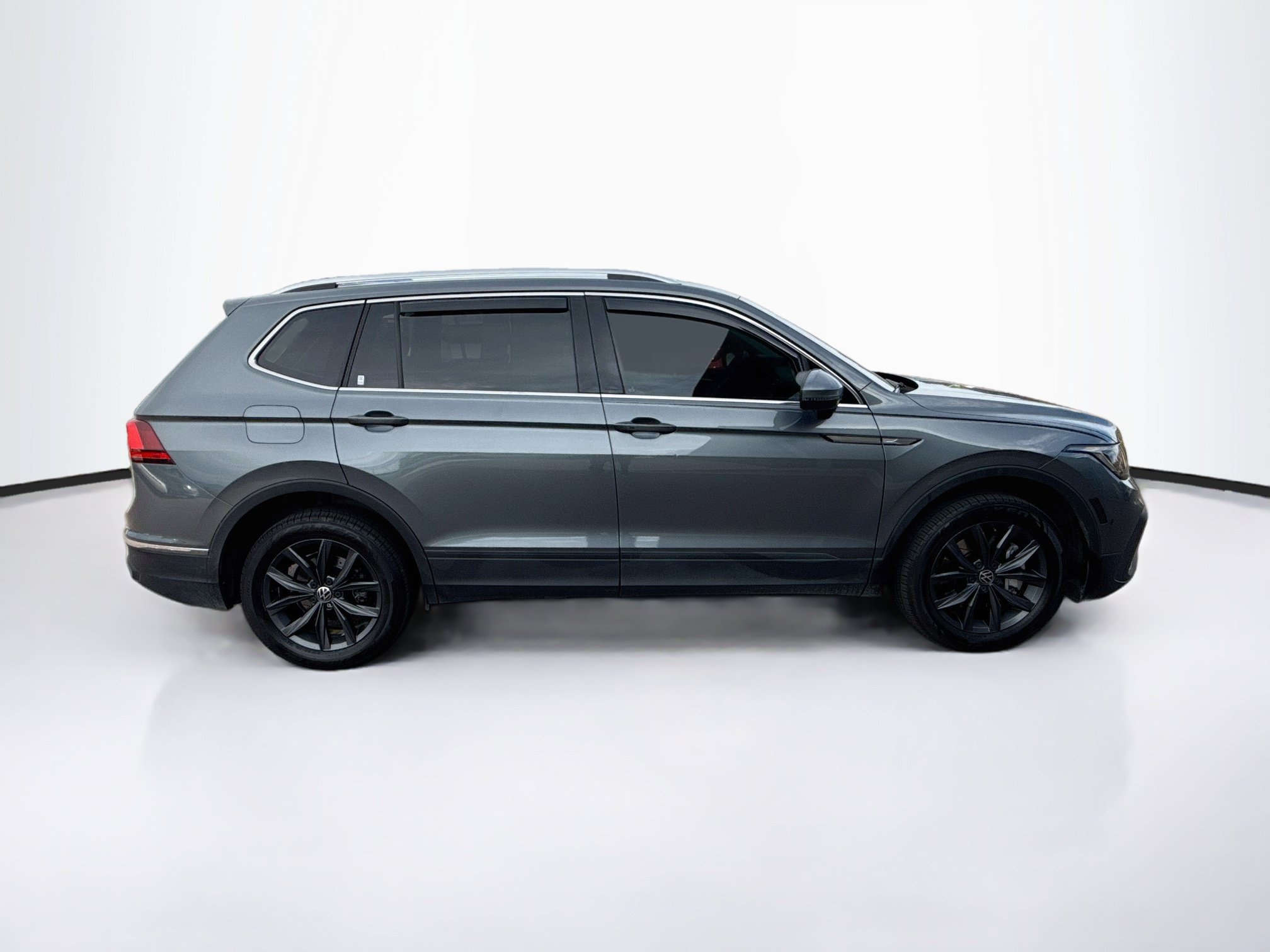 Used 2022 Volkswagen Tiguan SE w/ Panoramic Sunroof Package AWD/4WD image 10
