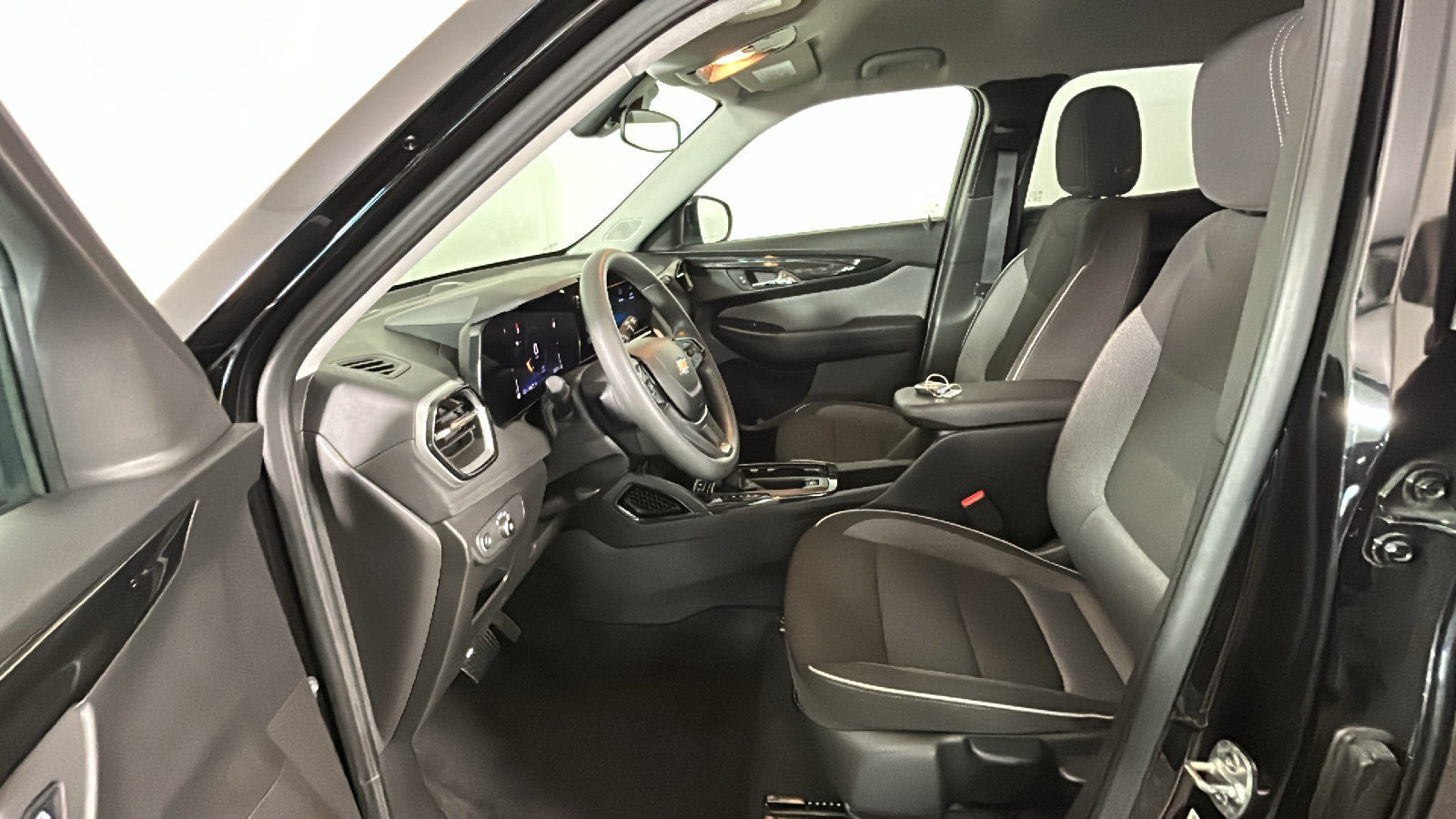 Used 2025 Chevrolet TrailBlazer LT AWD/4WD image 13
