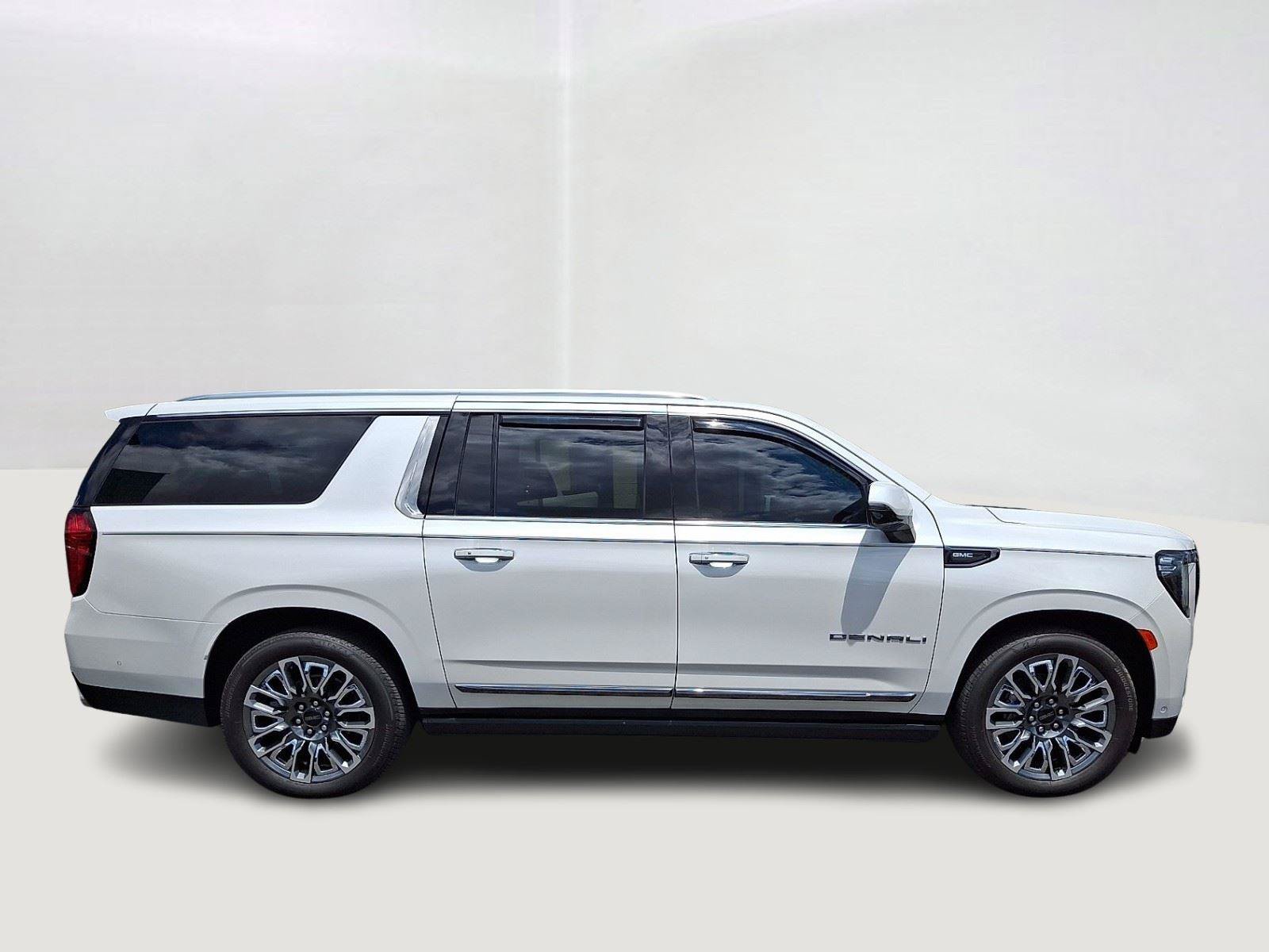 Used 2024 GMC Yukon XL Denali Ultimate AWD/4WD image 7