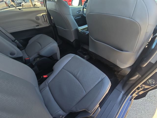 Used 2024 Toyota Sienna Limited image 11