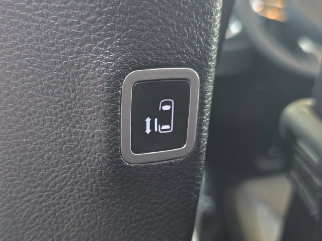 Certified 2025 Chrysler Pacifica Select AWD/4WD image 21