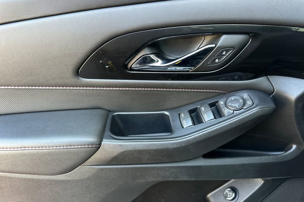 Used 2022 Chevrolet Traverse RS FWD image 11