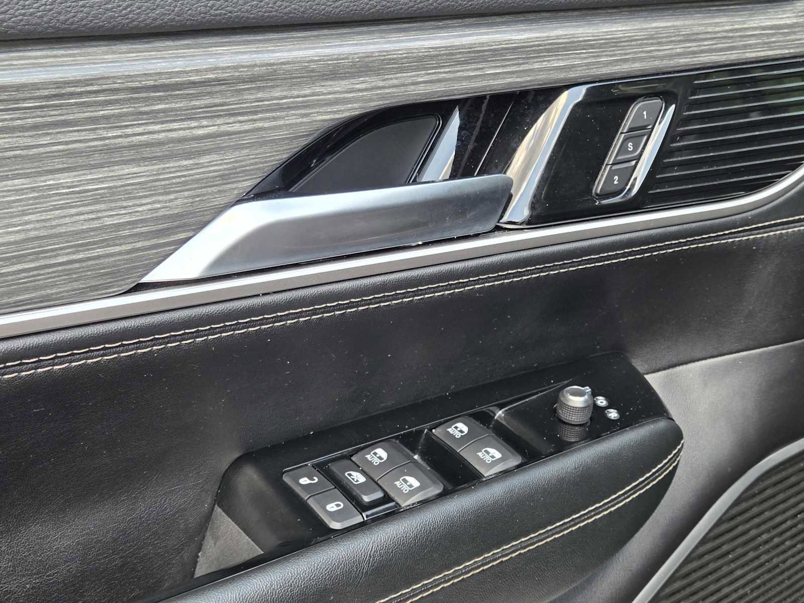 Used 2024 Jeep Wagoneer L Series II image 24