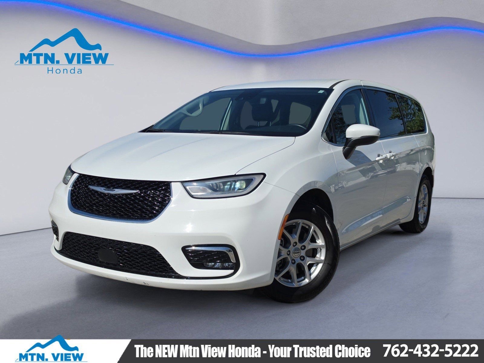 Used 2023 Chrysler Pacifica Touring-L FWD image 1