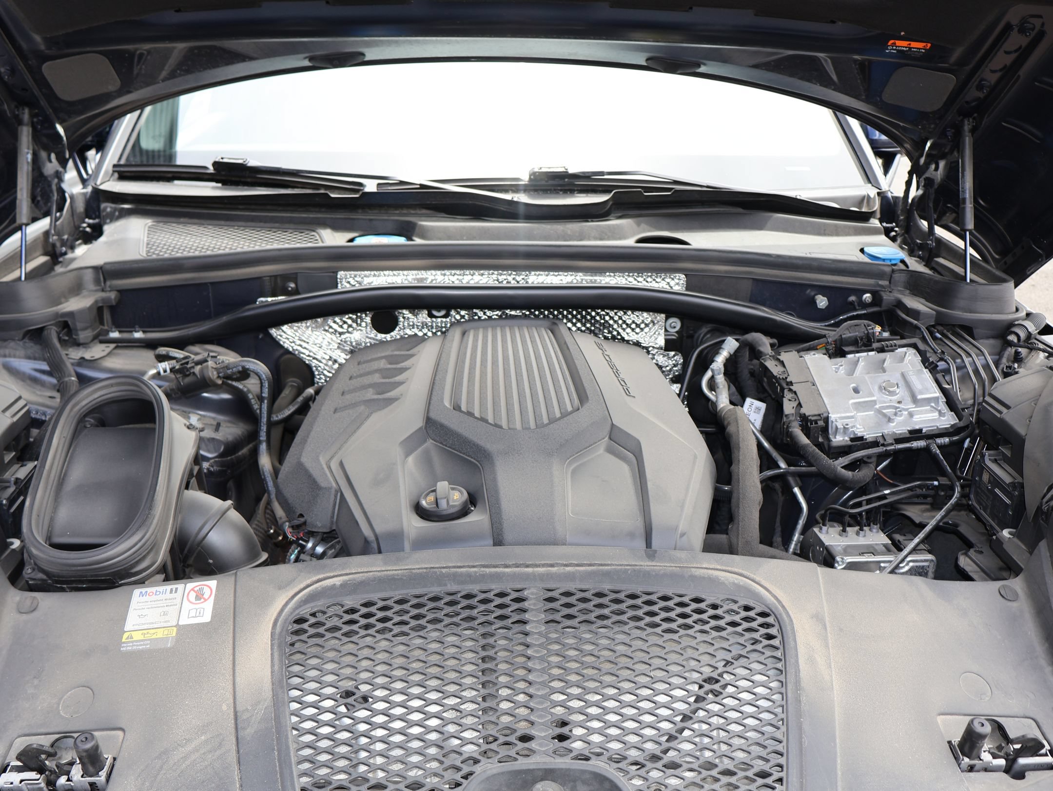 Used 2023 Porsche Macan AWD/4WD image 28