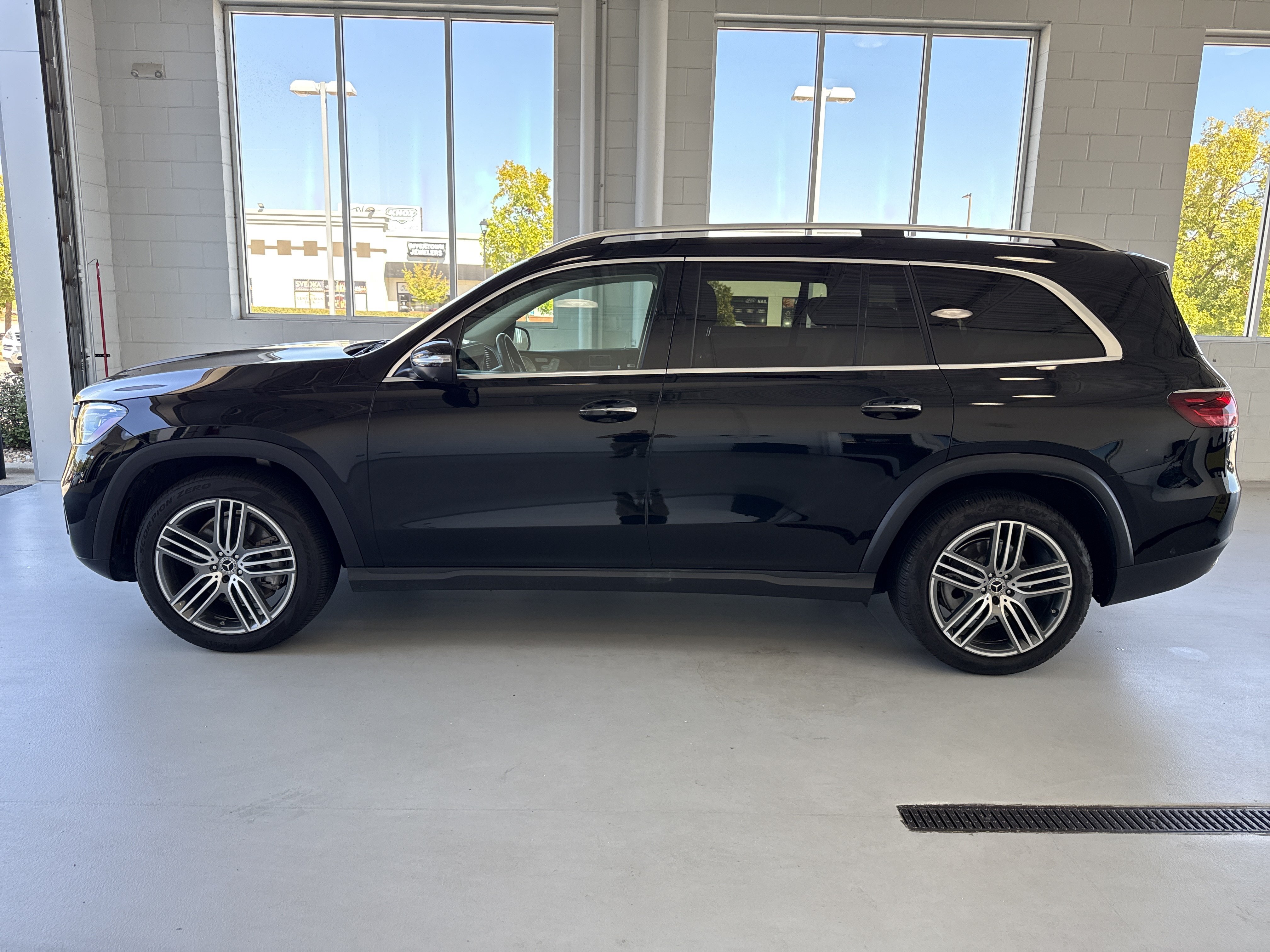 Used 2024 Mercedes-Benz GLS 450 4MATIC image 7