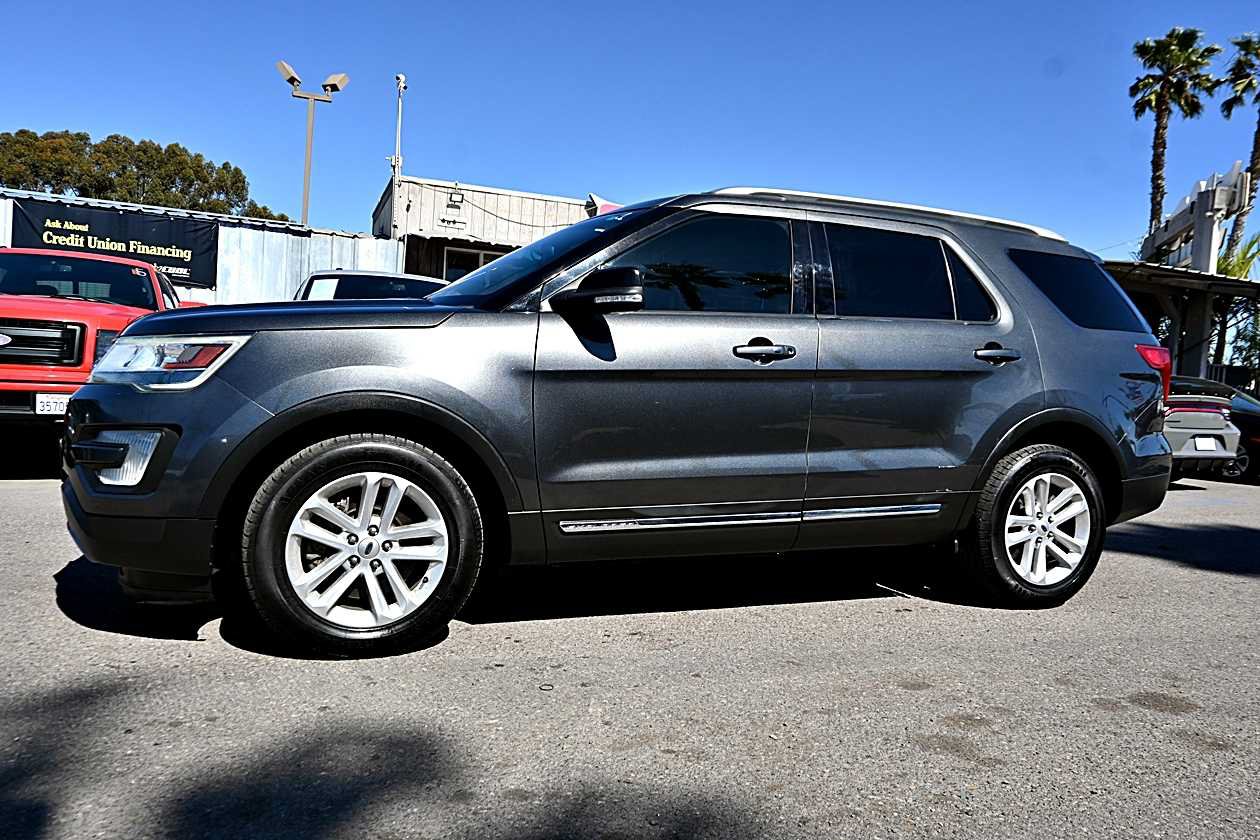 Used 2017 Ford Explorer XLT FWD image 4