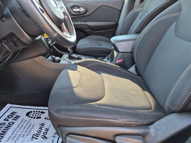 Used 2016 Jeep Cherokee Latitude w/ Cold Weather Group AWD/4WD image 15