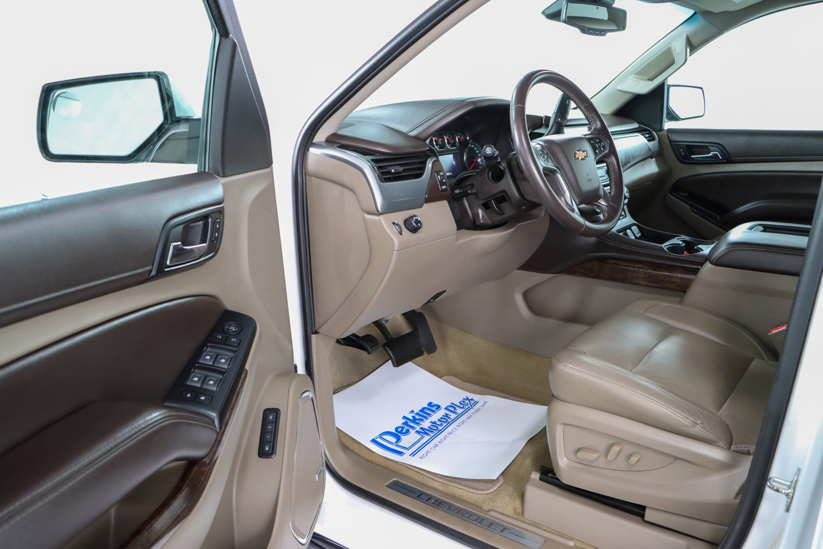 Used 2018 Chevrolet Suburban LT image 3