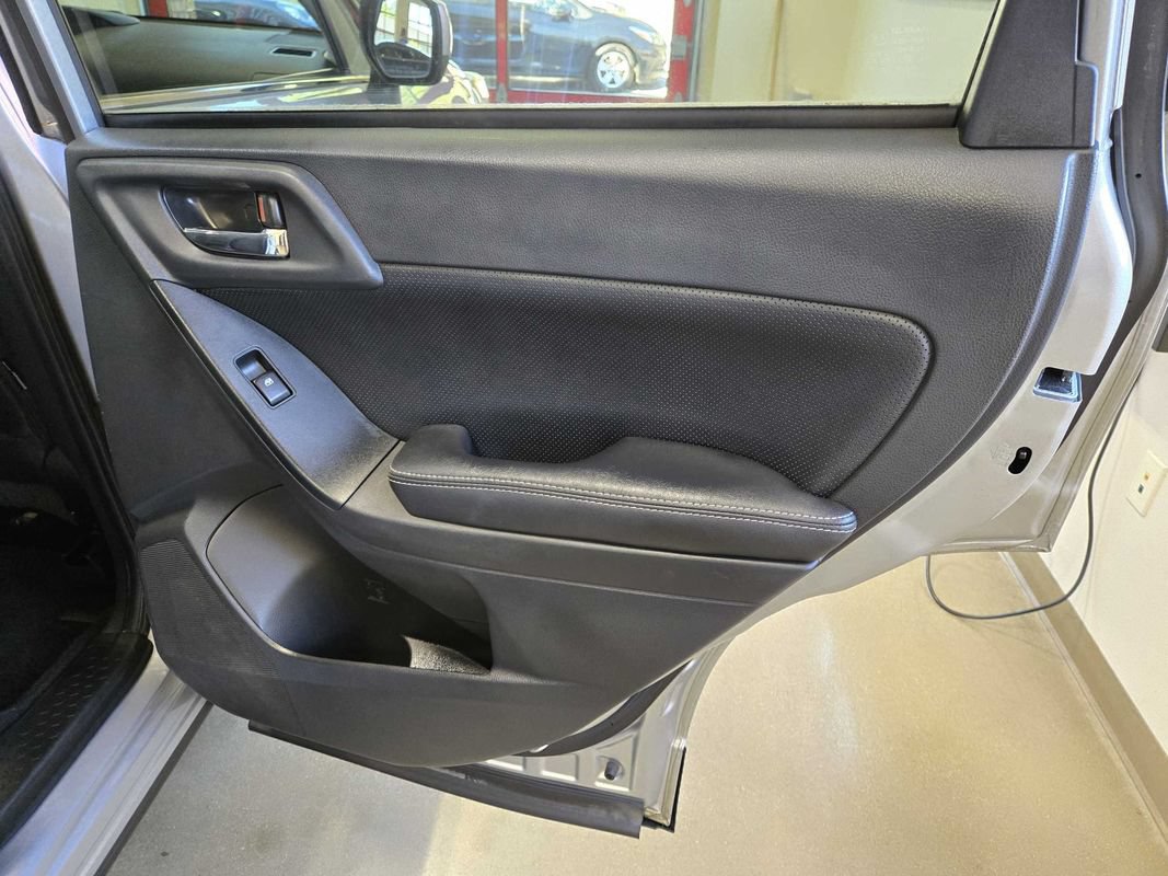 Used 2014 Subaru Forester 2.5i Limited AWD/4WD image 25