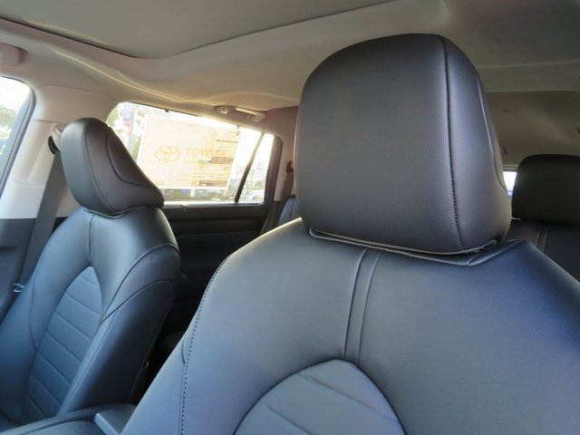 New 2025 Toyota Highlander XLE image 16