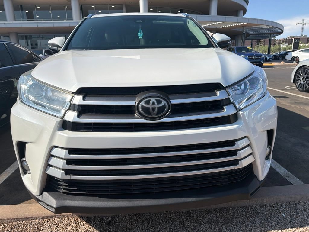 Used 2019 Toyota Highlander XLE FWD image 2