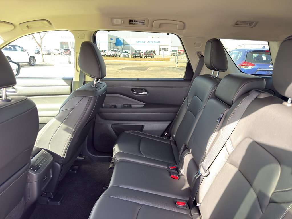 Certified 2023 Nissan Pathfinder SL w/ Lighting Package (N92) image 32