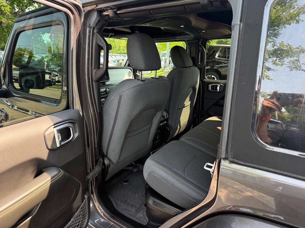 Used 2024 Jeep Wrangler Unlimited Sahara AWD/4WD image 11