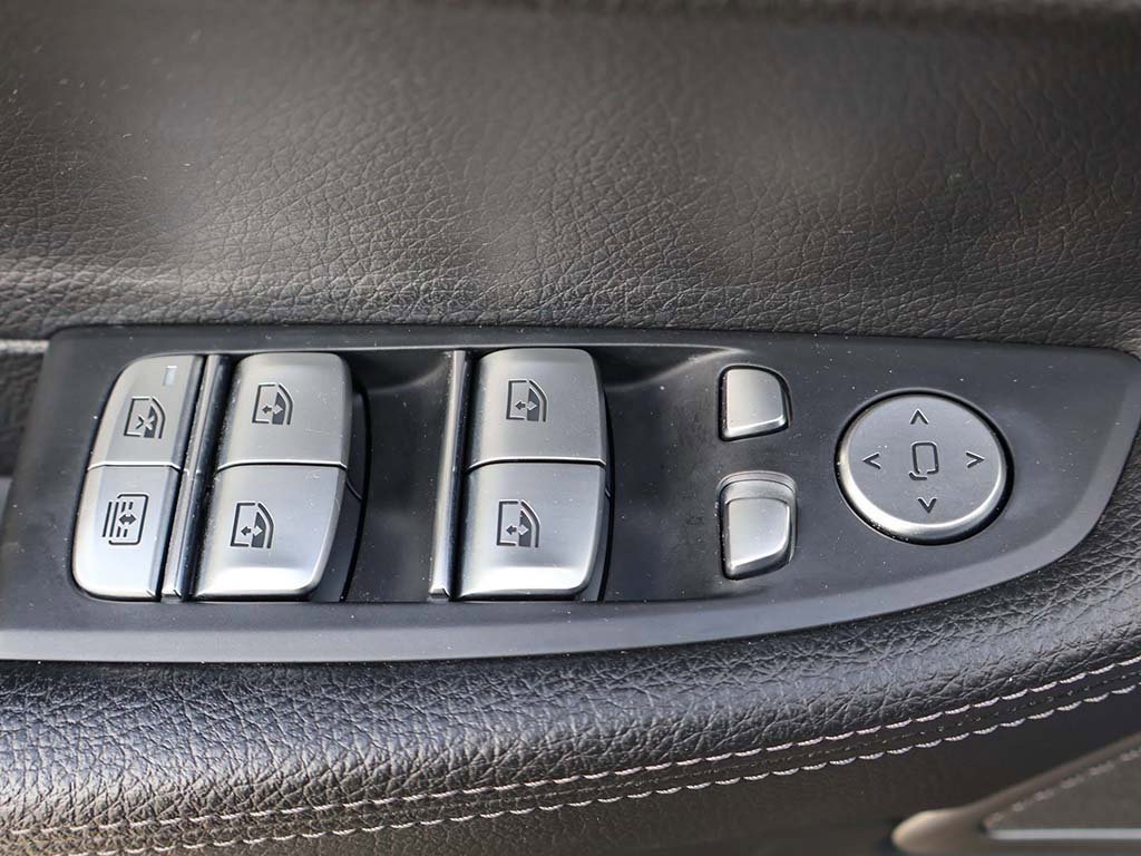 Used 2022 BMW 740i w/ M Sport Package image 44