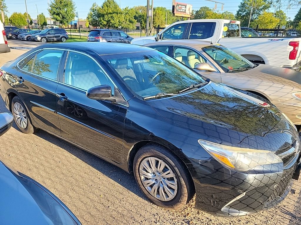Used 2017 Toyota Camry SE w/ Protection Package (Q2) FWD image 3