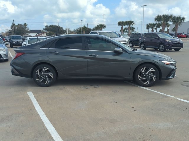 Used 2025 Hyundai Elantra SEL image 4