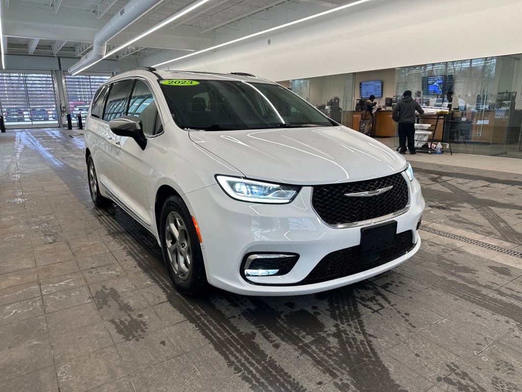 Used 2023 Chrysler Pacifica Limited w/ Uconnect Theater Family Group image 4