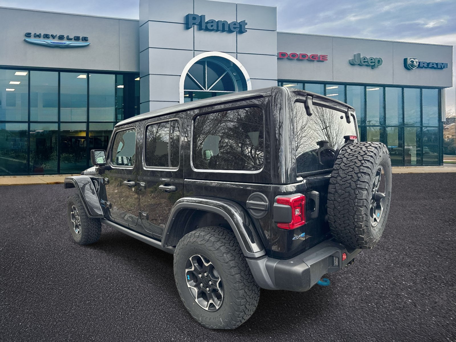 Used 2023 Jeep Wrangler Unlimited Rubicon 4xe w/ Steel Bumper Group AWD/4WD image 4