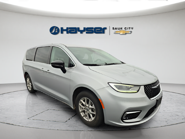 Used 2024 Chrysler Pacifica Touring-L FWD image 1