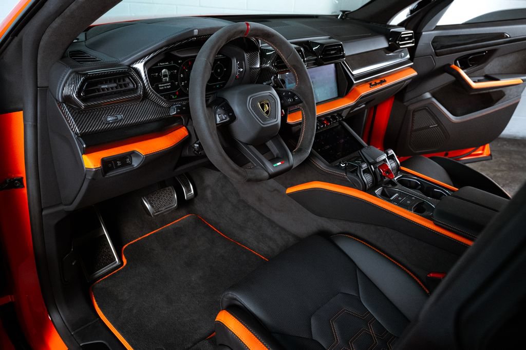 Used 2025 Lamborghini Urus SE AWD/4WD image 16