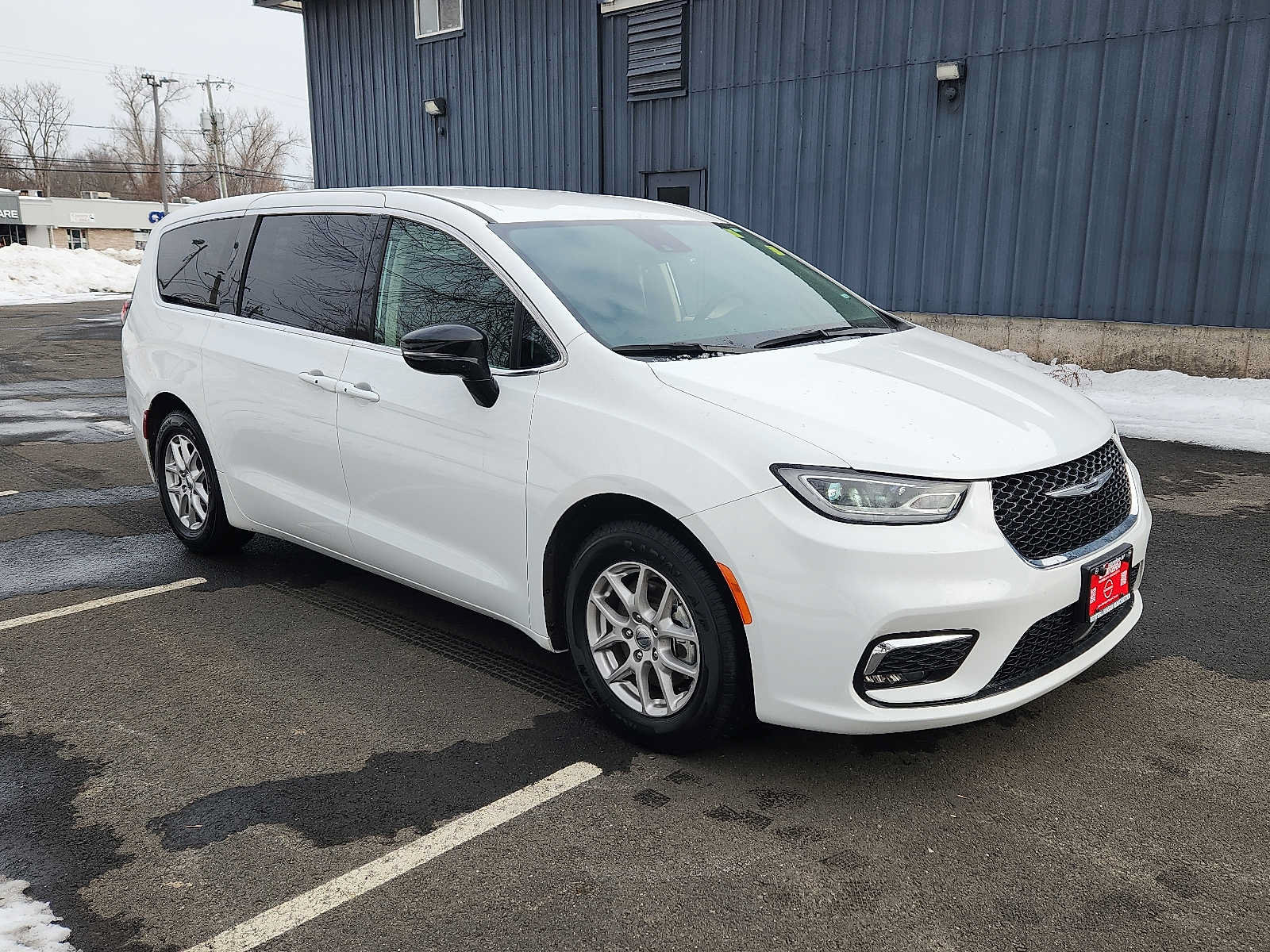 Used 2024 Chrysler Pacifica Touring-L FWD image 3