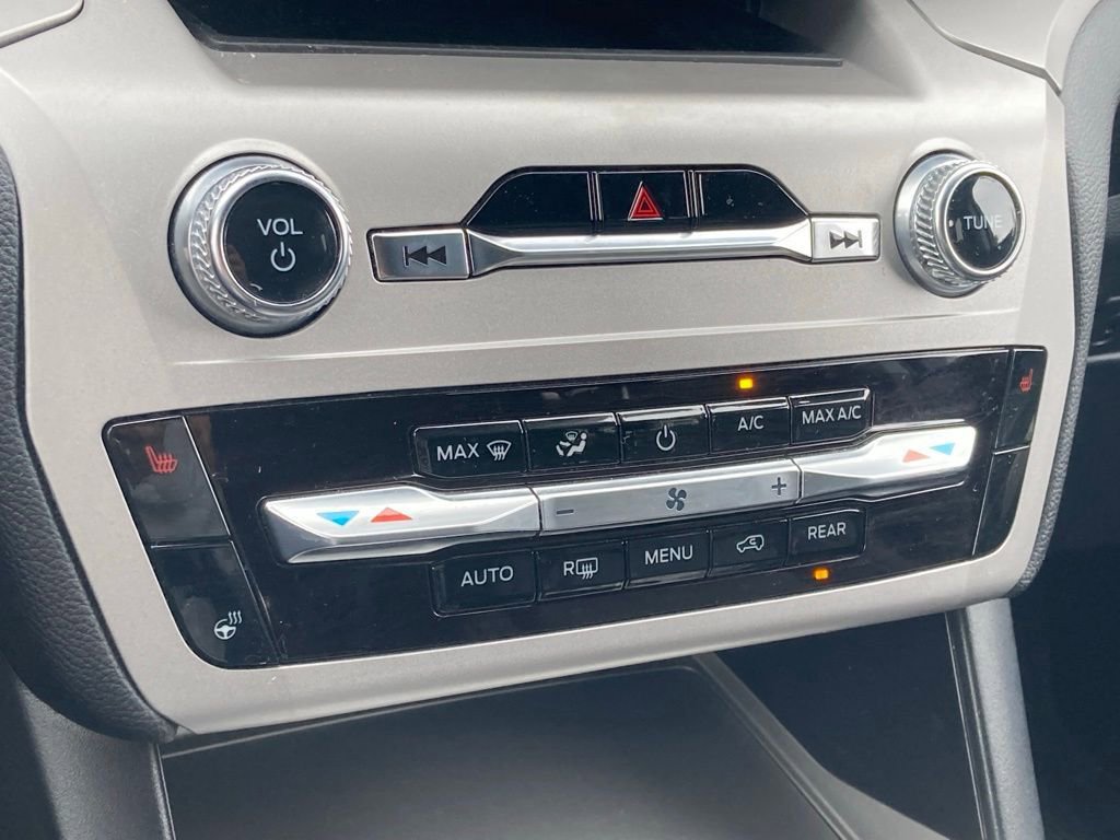 Used 2022 Ford Explorer XLT w/ Equipment Group 202A RWD image 22