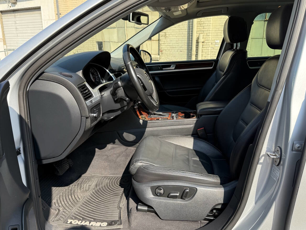 Used 2012 Volkswagen Touareg Sport image 41