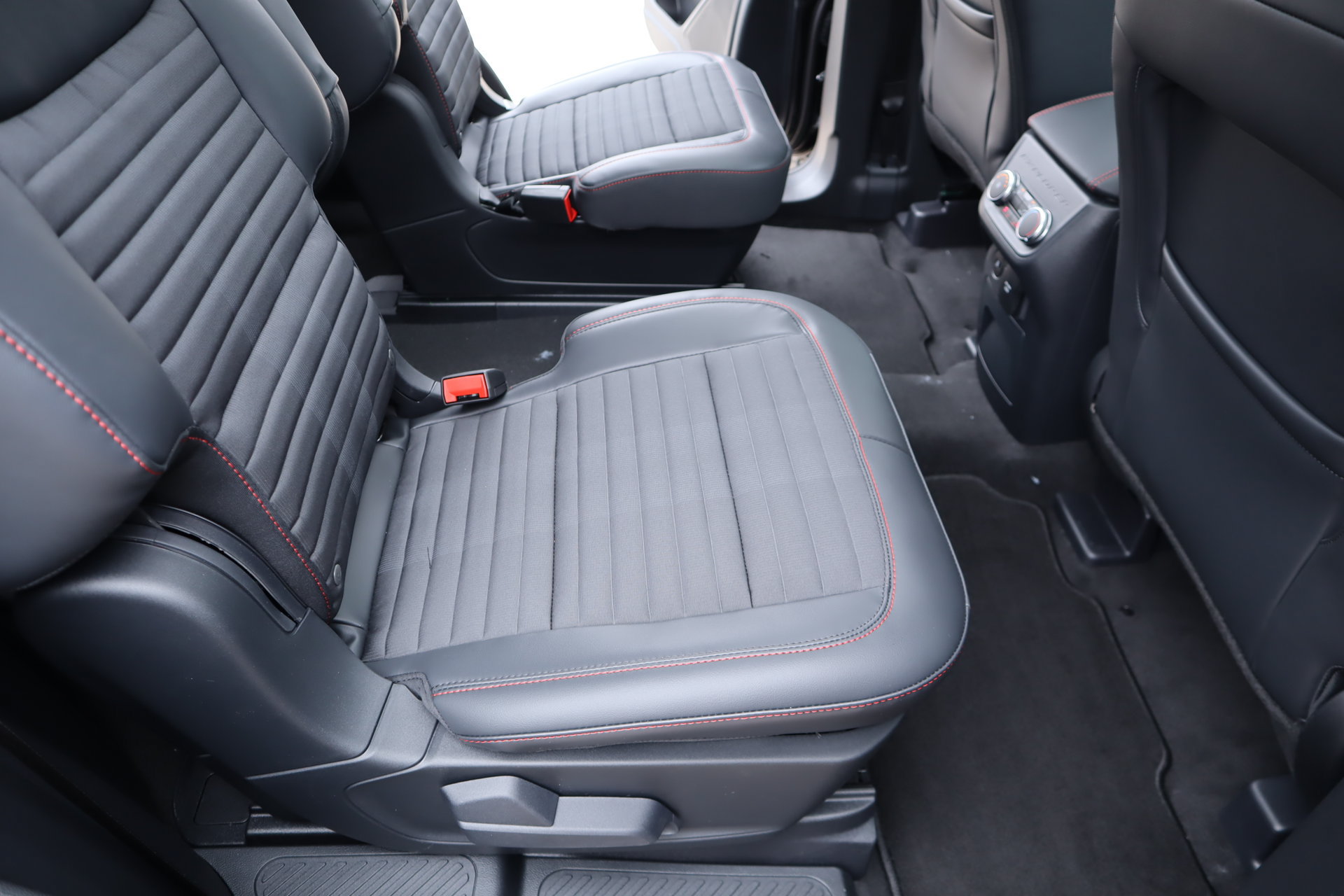 New 2026 Ford Explorer ST-Line w/ ST-Line Street Pack AWD/4WD image 16