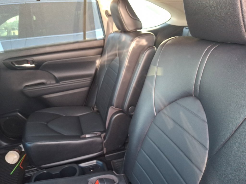 Used 2022 Toyota Highlander XLE AWD/4WD image 10