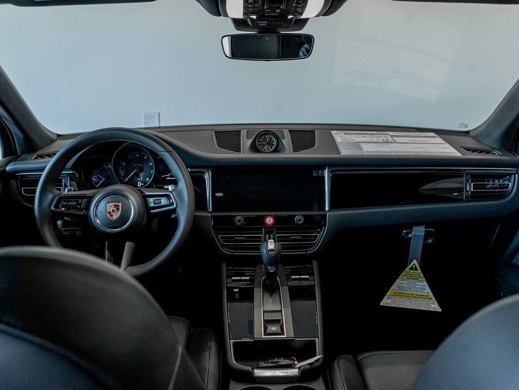 Certified 2025 Porsche Macan AWD/4WD image 24
