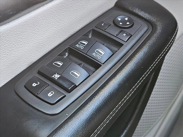 Used 2022 Chrysler Pacifica Touring-L image 10