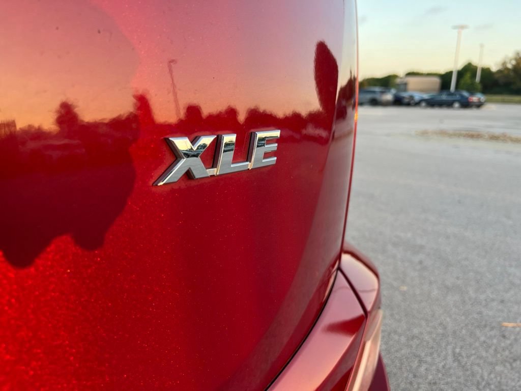Used 2018 Toyota RAV4 XLE w/ Plus Extra Value Package FWD image 9