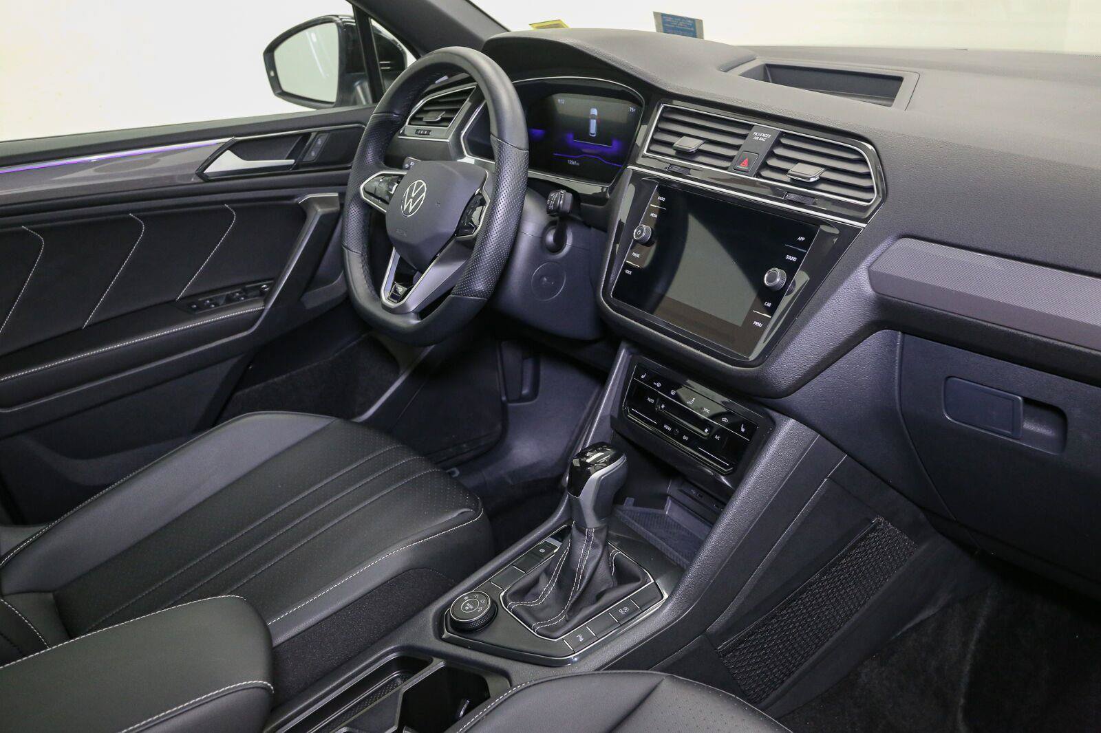 Certified 2023 Volkswagen Tiguan SE R-Line AWD/4WD image 22