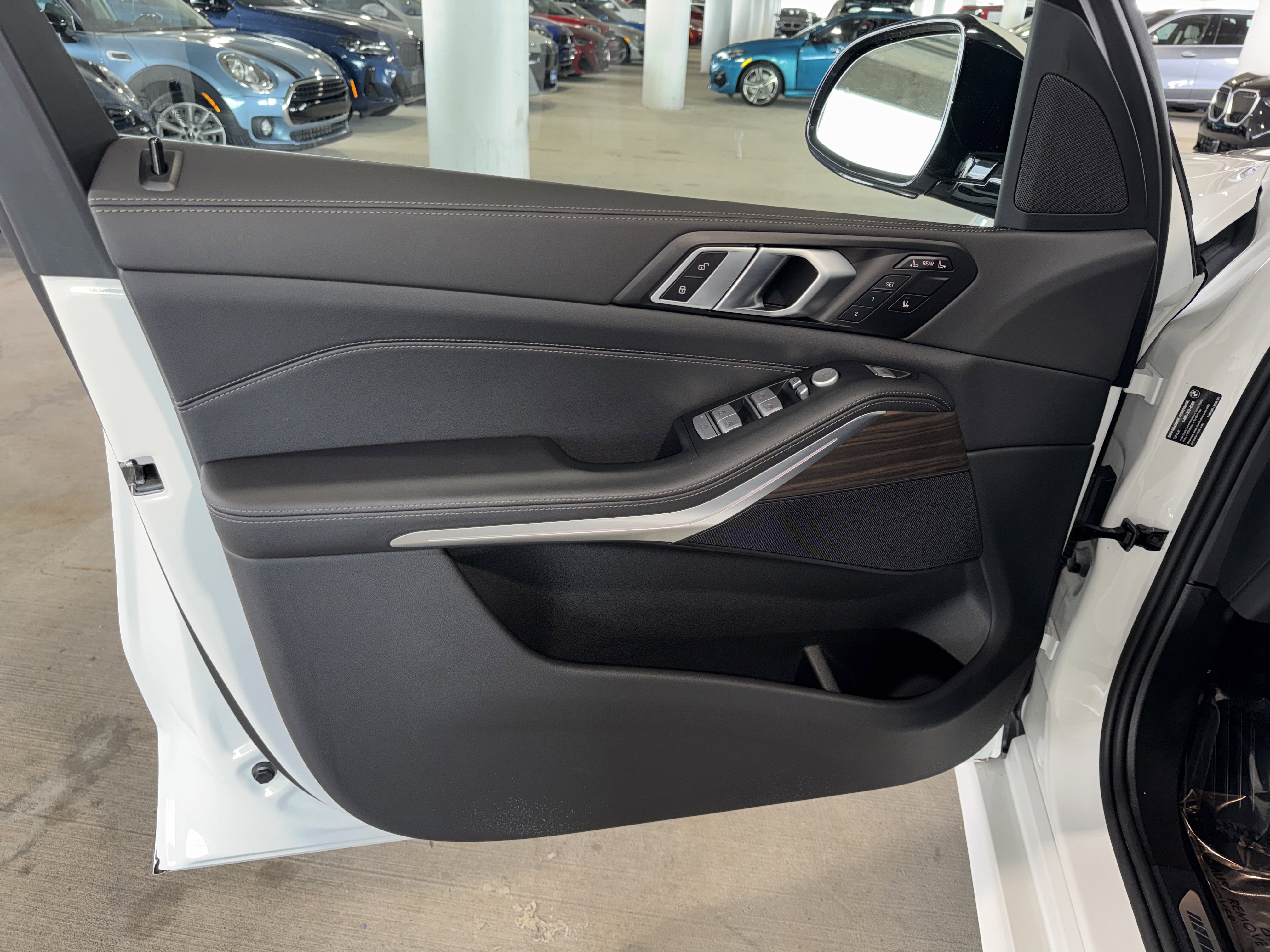 Certified 2025 BMW X7 xDrive40i w/ M Sport Package image 18