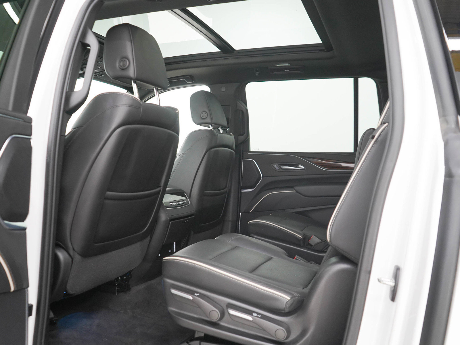 Used 2024 Cadillac Escalade ESV Premium Luxury w/ Performance Package AWD/4WD image 19