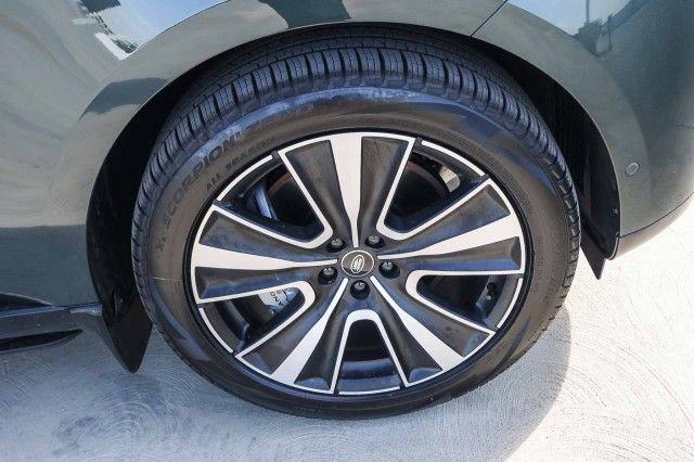 New 2025 Land Rover Range Rover Long Wheelbase SE image 9