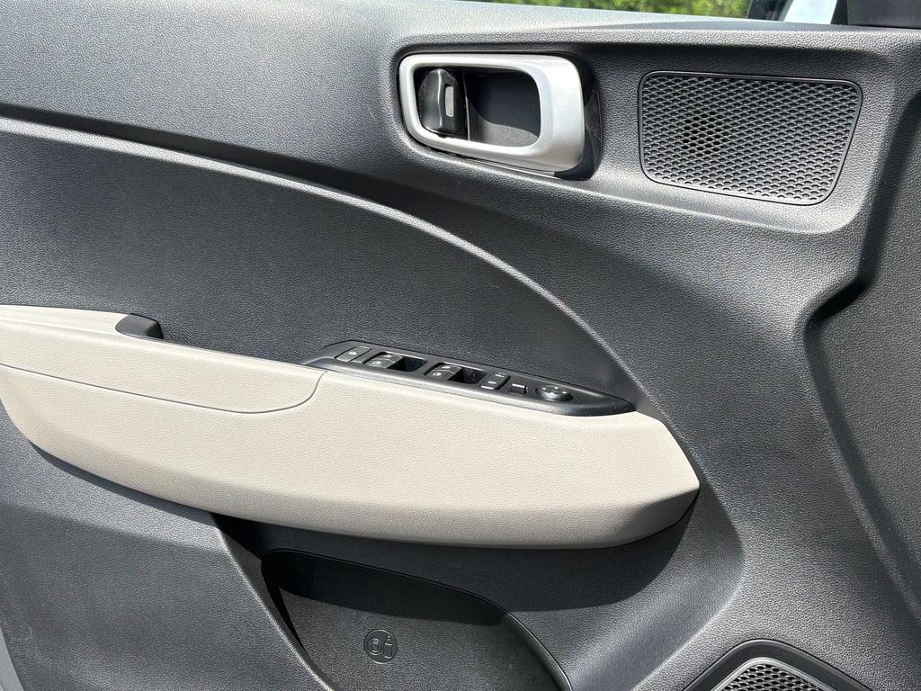 Used 2025 Hyundai Venue SEL FWD image 10