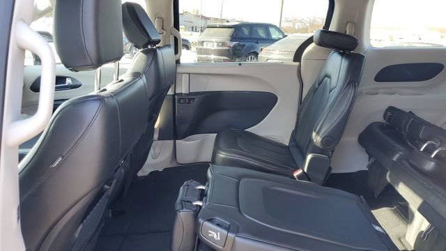 Certified 2024 Chrysler Pacifica Touring-L image 21