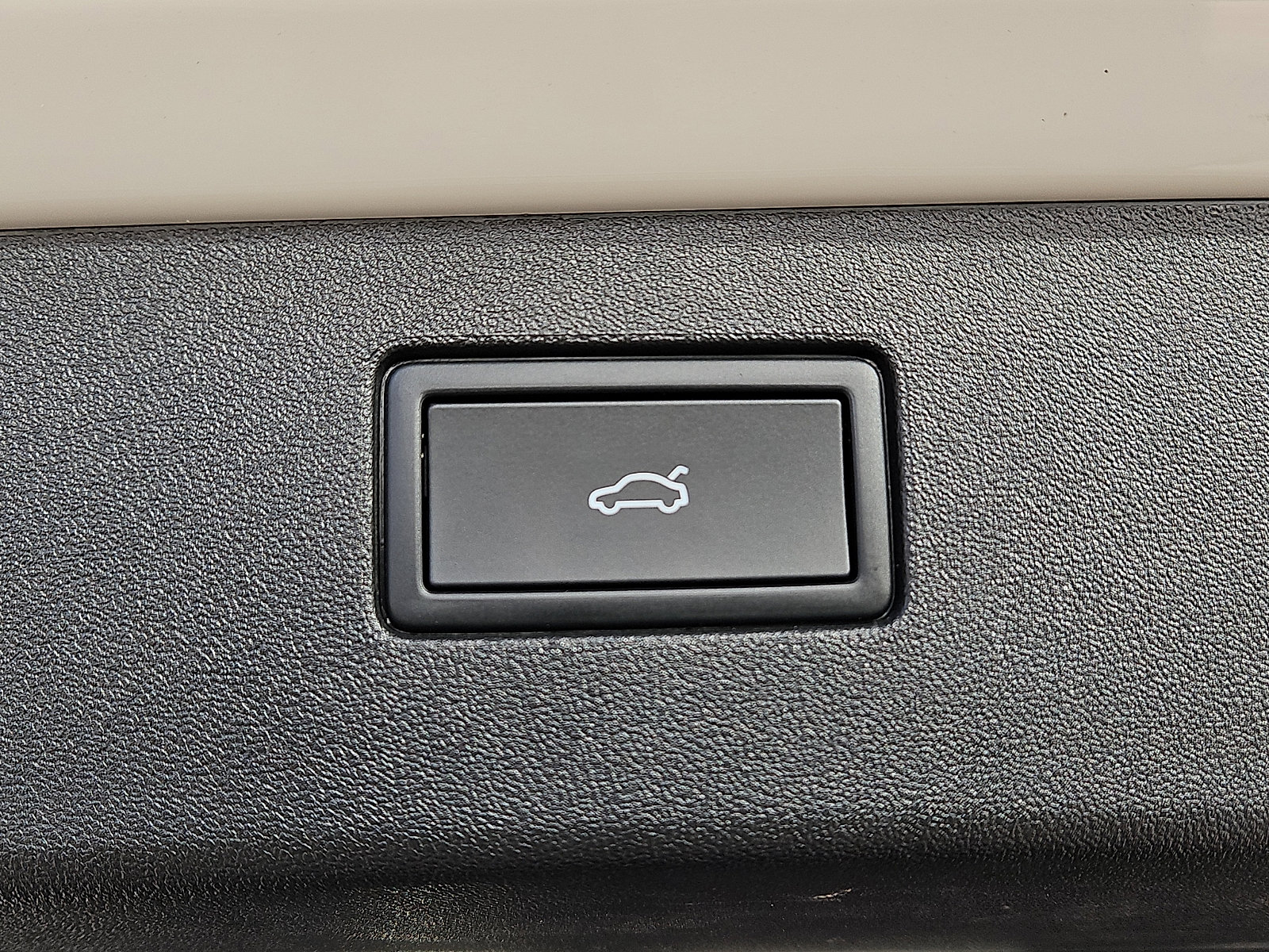 Certified 2025 Volkswagen Tiguan SE R-Line image 7