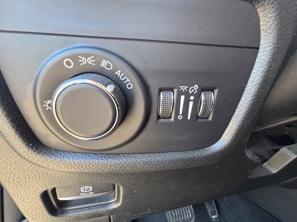 Used 2022 Jeep Grand Cherokee Laredo w/ Luxury Tech Group I AWD/4WD image 17