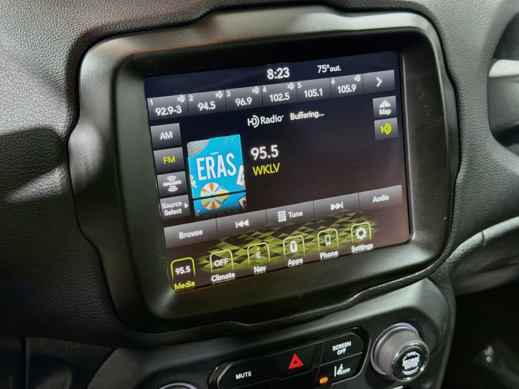 Used 2023 Jeep Renegade Latitude AWD/4WD image 16