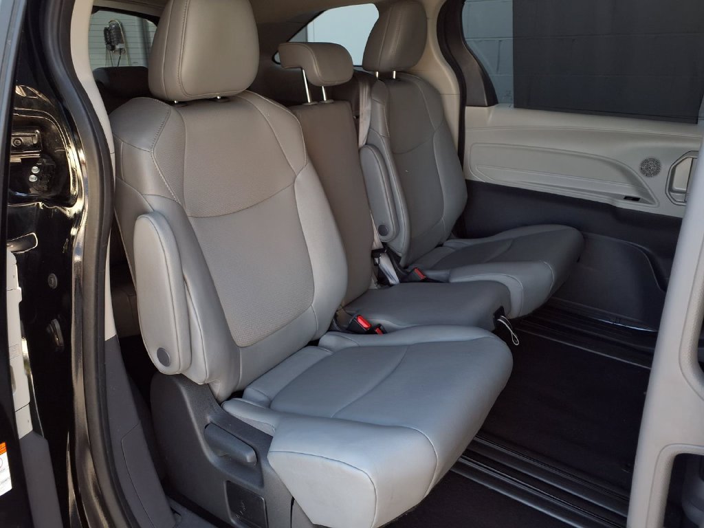 Certified 2024 Toyota Sienna XLE FWD image 33