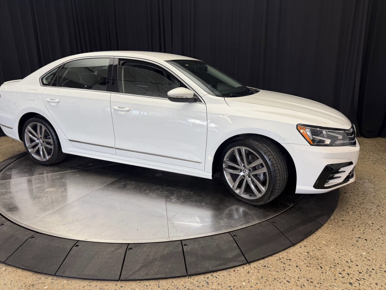 Used 2016 Volkswagen Passat 1.8T R-Line image 5