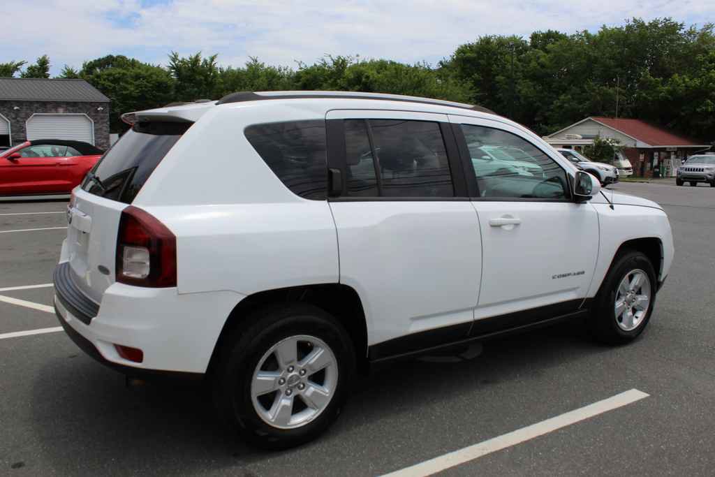 Used 2017 Jeep Compass Latitude FWD image 5