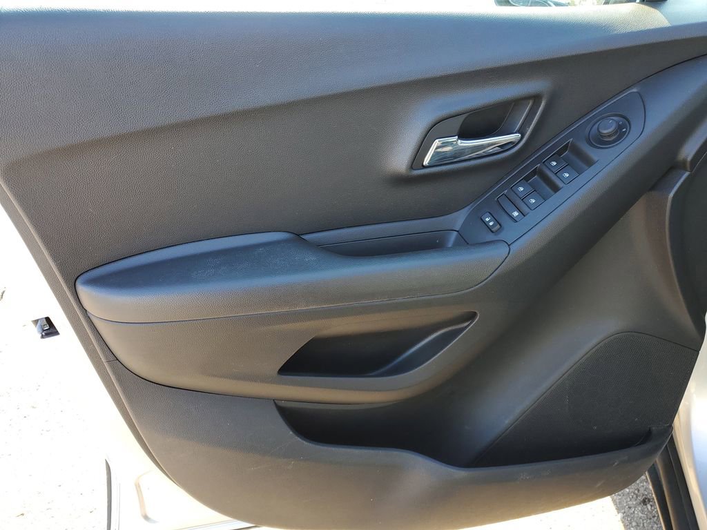 Used 2019 Chevrolet Trax LT w/ LT Convenience Package image 21