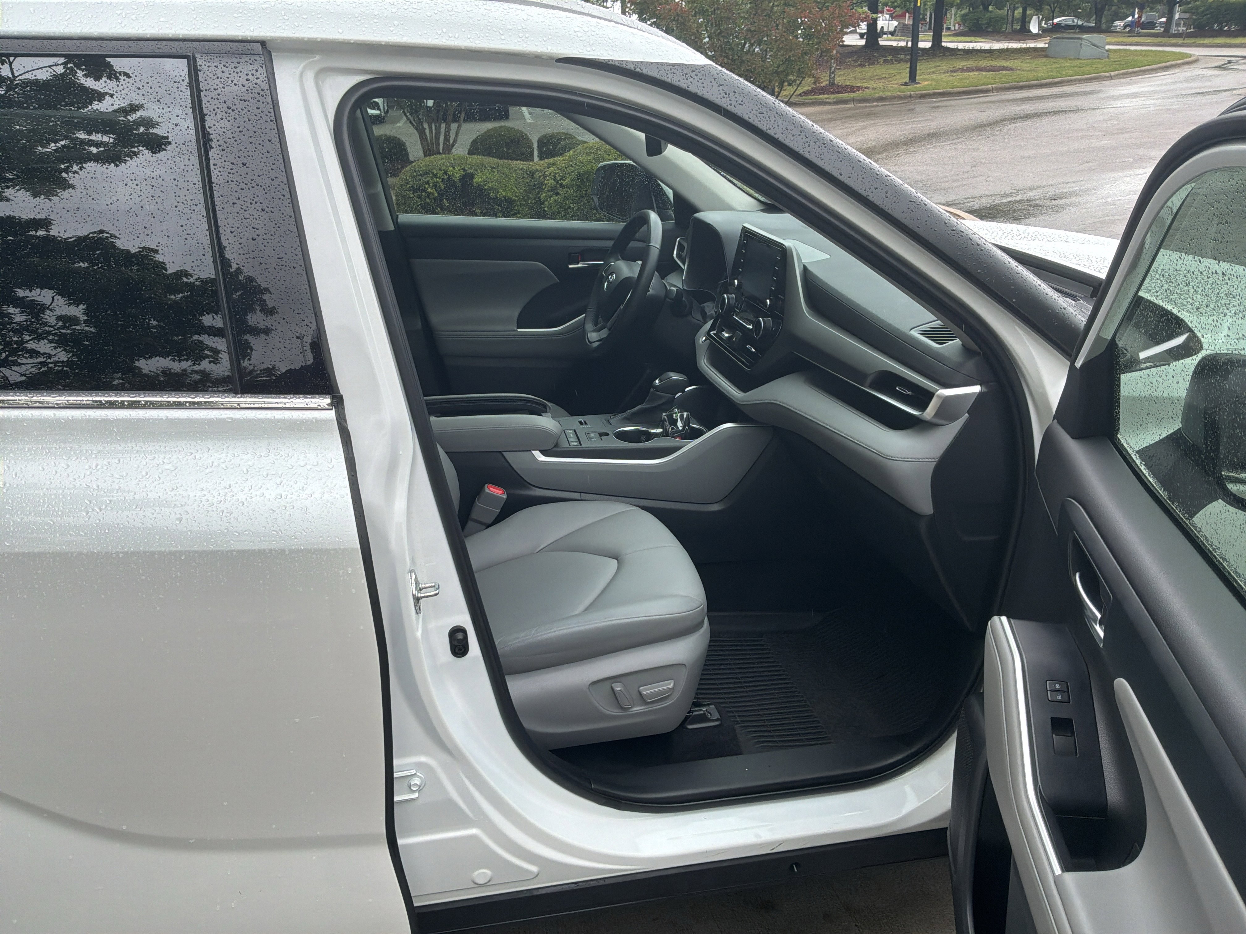 Used 2022 Toyota Highlander XLE FWD image 34