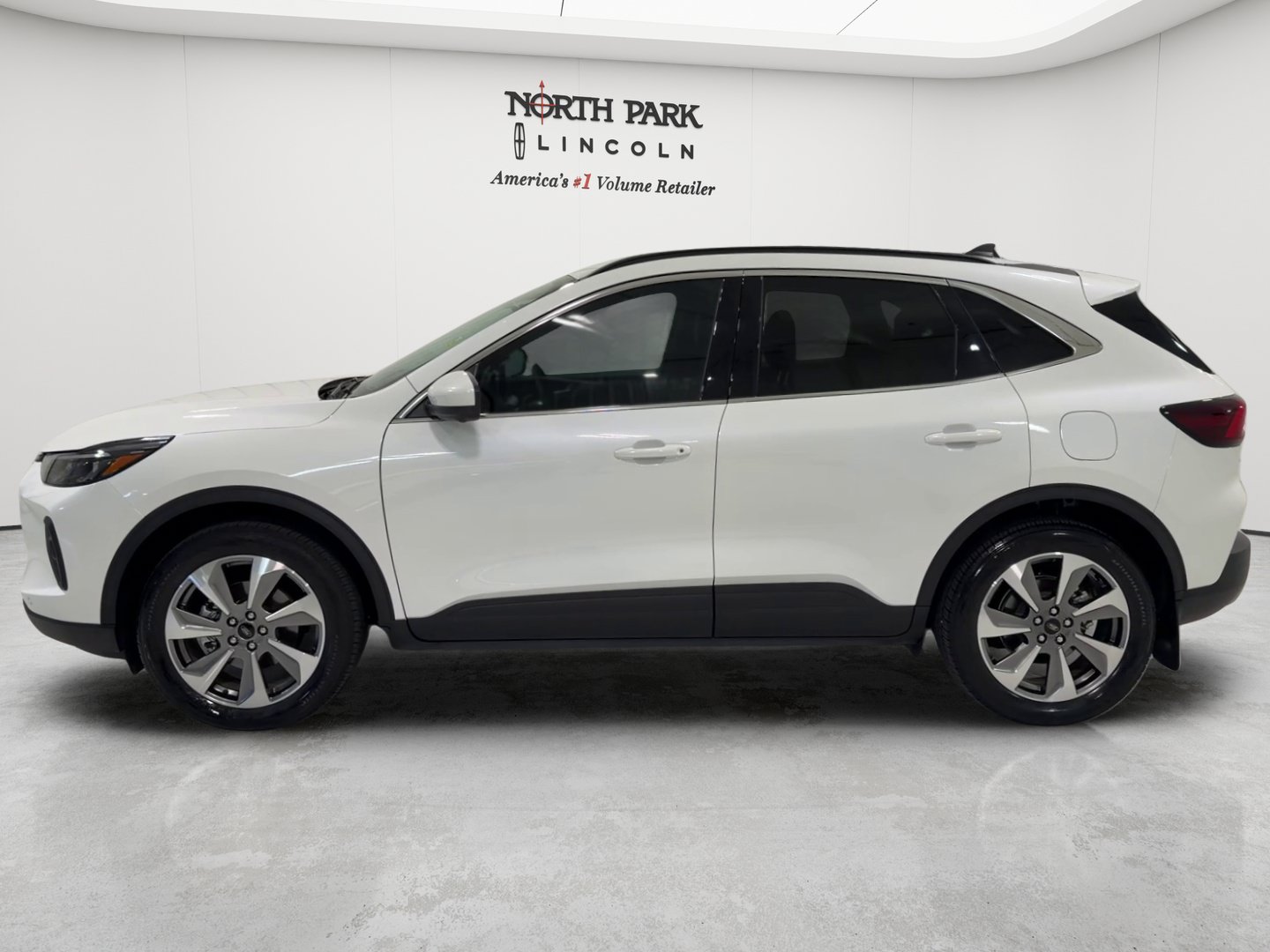 Used 2025 Ford Escape Platinum w/ Premium Technology Package AWD/4WD image 8
