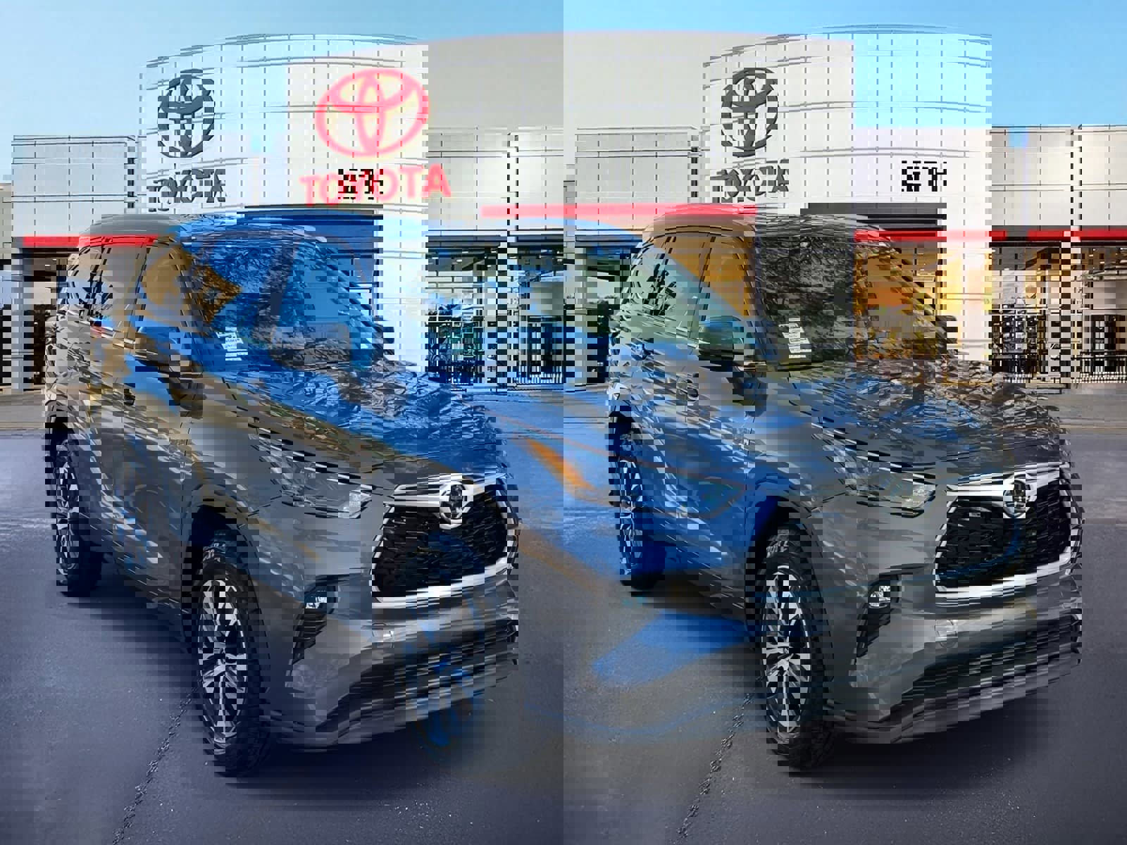 Used 2024 Toyota Highlander XLE image 3