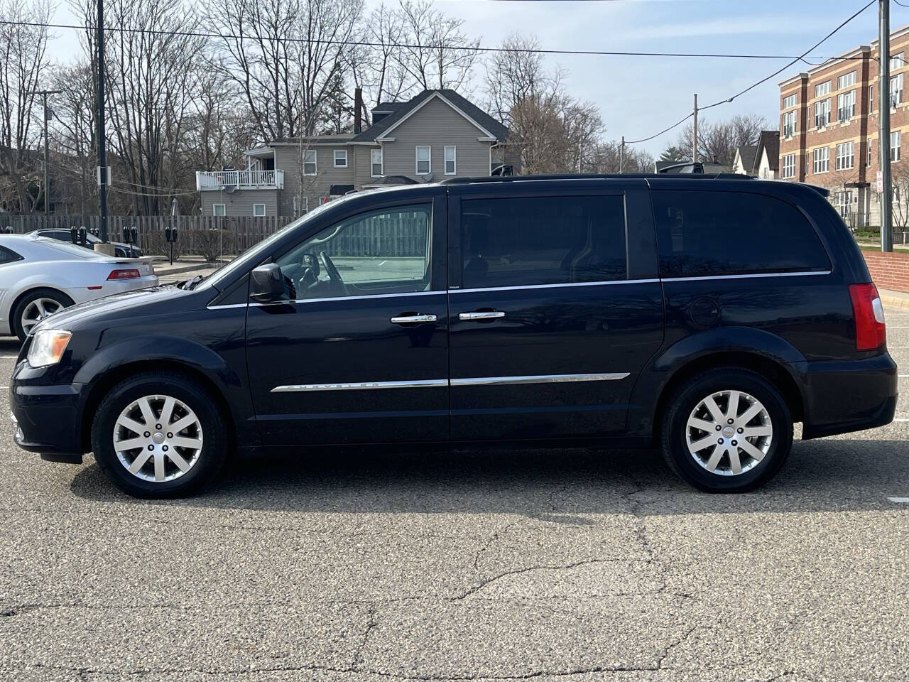 Used 2011 Chrysler Town & Country Touring-L w/ Entertainment Group #2 FWD image 5